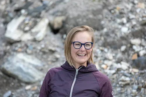 Natalie Prüggler Portrait vor Steingeröll