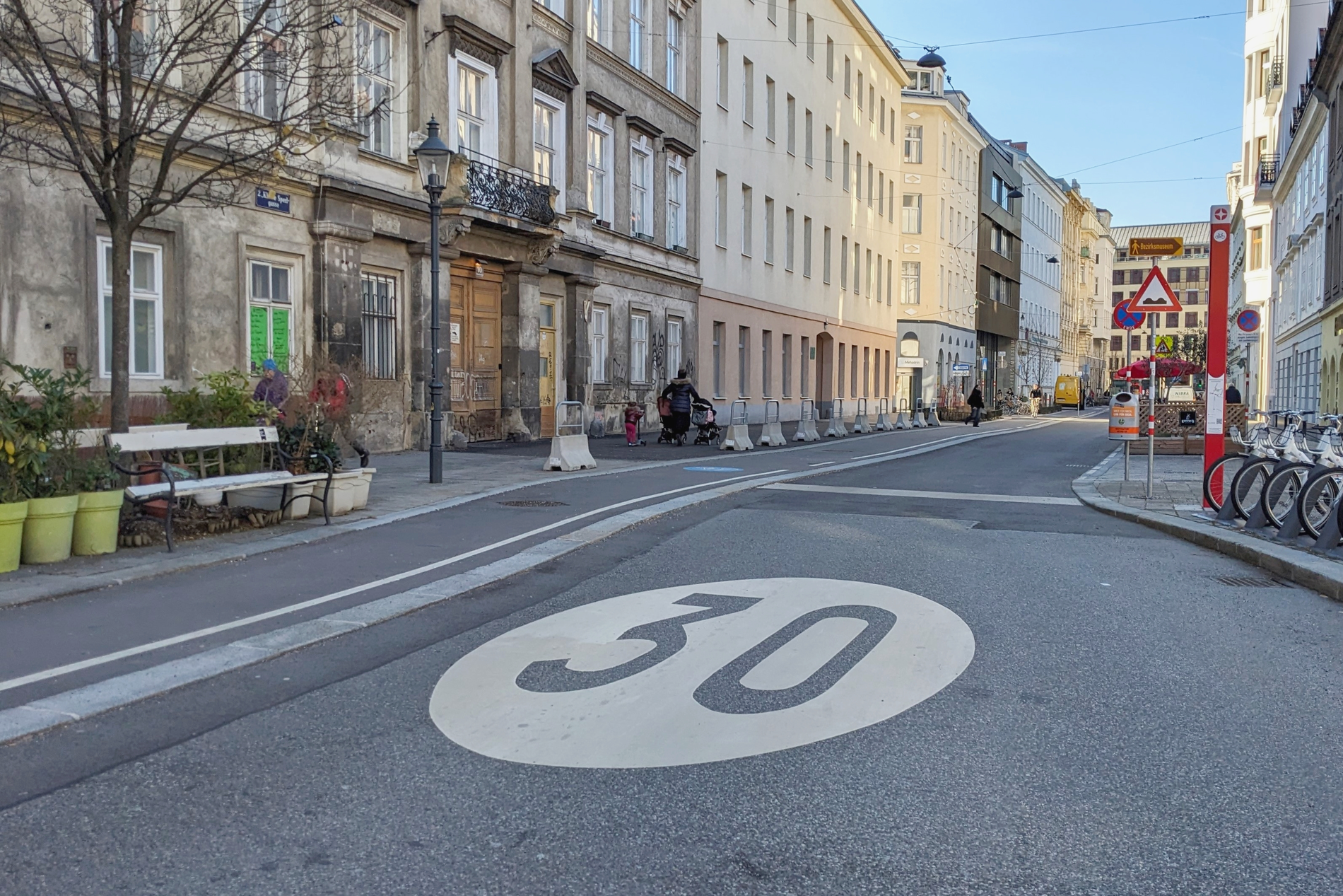 Tempo 30 Markierung am Boden in einer Wiener Straße