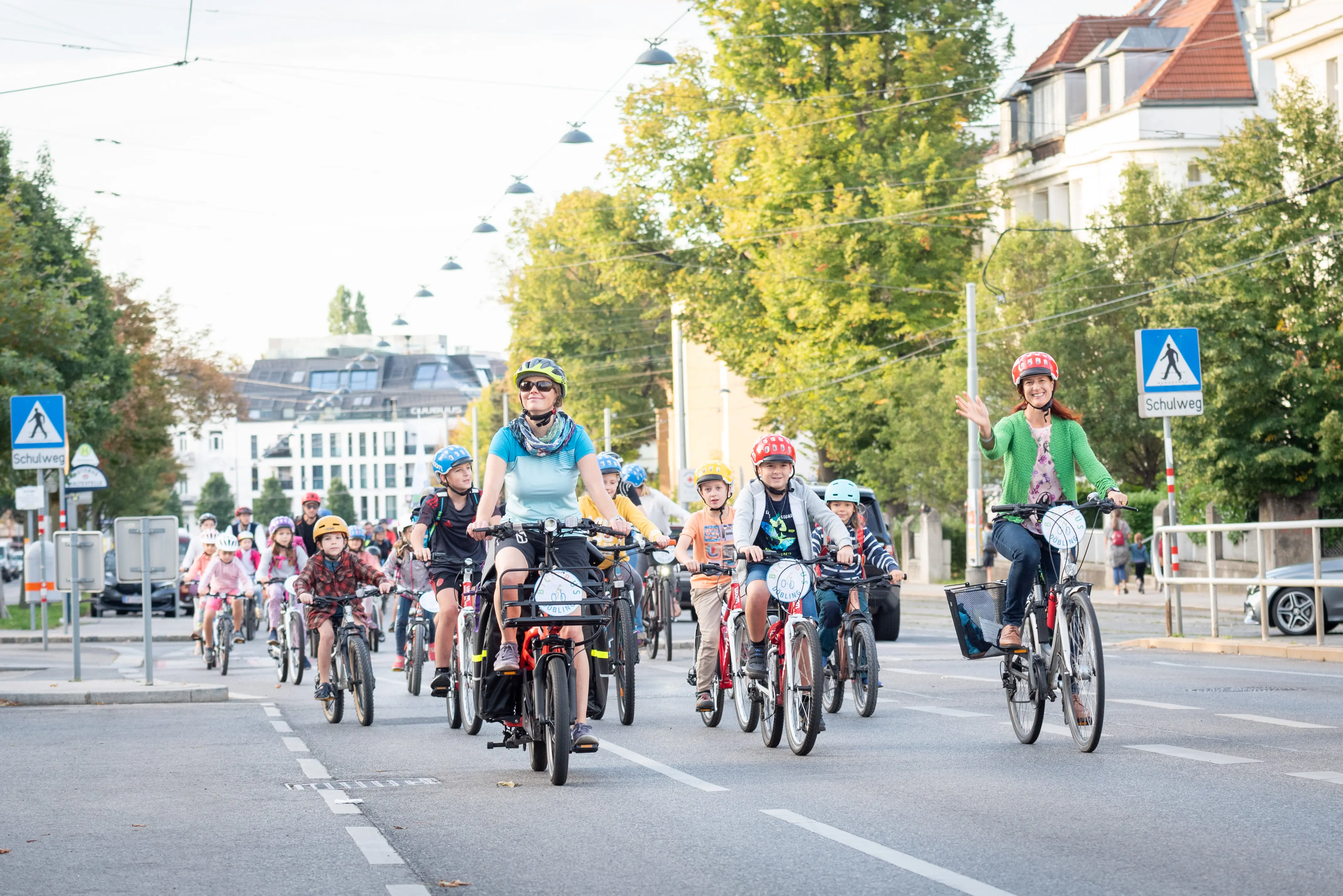 Kidical Mass Velobus in Döbling mit vielen Kindern und Begleitpersonen